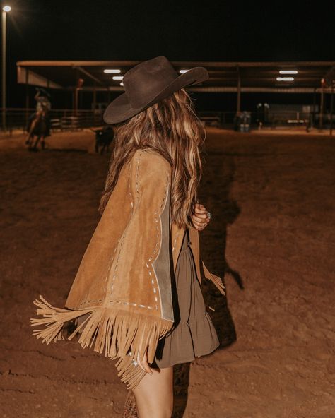 W|V 🤝 SHADY LADY . @westernvogueboutique + @shadyladyandco = Viva Las Vaqeros!🎰✨ Our 1st NFR Collection of the year drops THIS Friday, September 27th @8AM-CST!💗 So thankful to be able to catch up with friends & create a photoshoot together!🥹 . . . Cool Cowgirl Aesthetic, Western Attire For Women, High Fashion Western, Classy Western Outfits, Classy Cowgirl Outfits, Vintage Western Aesthetic, Luxury Cowgirl, Glam Cowgirl, Western Winter Outfits