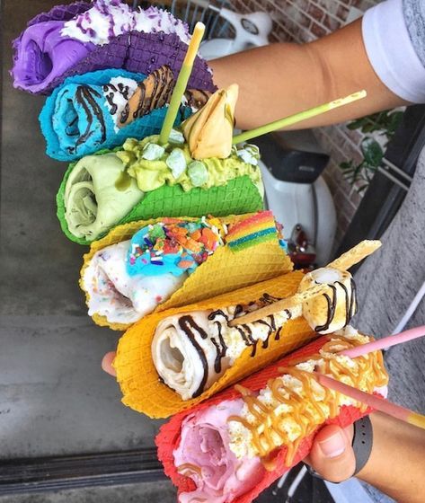 GIMMY MORE: Lets Tacobout' these taco DESSERTS ! Rainbow Tacos, Ice Cream Taco, Dessert Taco, Pastel Cupcakes, Anak Haiwan, Rainbow Food, Läcker Mat, God Mat, Think Food