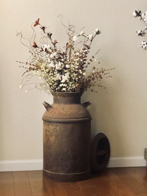 Galvanized milk can to use as vase for front porch or living room (basic farmhouse style flower arrangement or twigs, pine and berries for Christmas time) Vintage Watering Can Decor, Black Milk Jug Porch Decor, Milk Barrel Ideas, Milk Urn Ideas, Farmhouse Milk Jug Decor, Diy Old Milk Can Ideas, Milk Canister Decor, Floor Vase Farmhouse, Flowers In A Milk Can