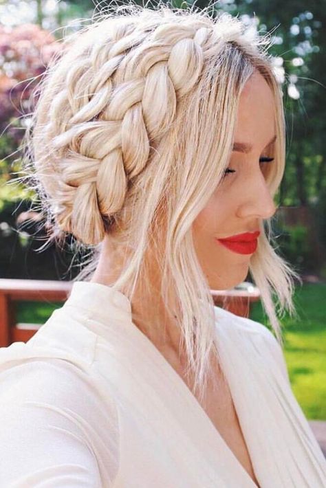 A halo braid is that special hairdo that deserves a separate chapter in the world of hair fashion. Click to discover style ideas. #hairstyle #braidedhairstyles #braid #halobraid Hair Colorful, Milkmaid Braid, White Blonde Hair, Pin Up Vintage, Platinum Hair, Crown Braid, Platinum Blonde Hair, Spring Hairstyles, Pompadour