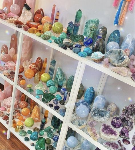 Crystal Chips Display Ideas, Organizing Crystals Storage Ideas, Crystal Shop Ideas, Crystal Store Display Ideas, Crystal Shop Display Ideas, Crystal Shop Display, Crystal Organization Display, Crystal Collection Aesthetic, How To Display Crystals And Stones