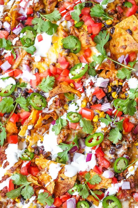 Sheet Pan Nachos - Damn Delicious Sheet Pan Nachos, Pan Nachos, Tomato Snacks, Baked Nachos, Sheet Pan Dinners Recipes, Diner Recept, Nachos Recipe, Pan Recipes, Sheet Pan Dinners