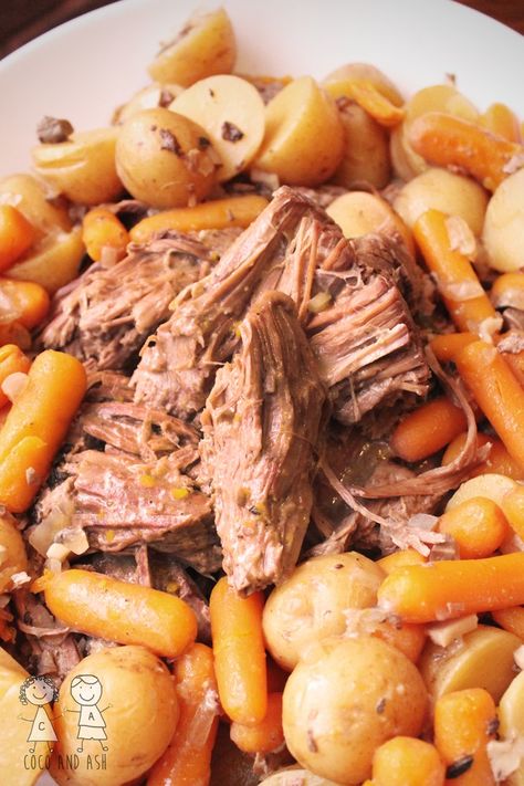 Pot Roast Cross Rib Roast Recipes Instant Pot, Blade Roast Instant Pot, Slow Cooker Pot Roast, Beef Roast, Pot Roast Slow Cooker, Roast Recipe, Pot Roast Recipes, Gravy Recipe, Insta Pot