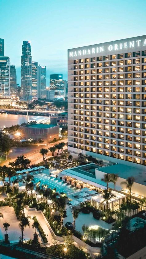 Hotel Architecture Design, Singapore Luxury, Singapore Things To Do, Singapore Attractions, Minecraft City Buildings, Singapore Changi Airport, Singapore Hotels, Building Aesthetic, Indoor Waterfall