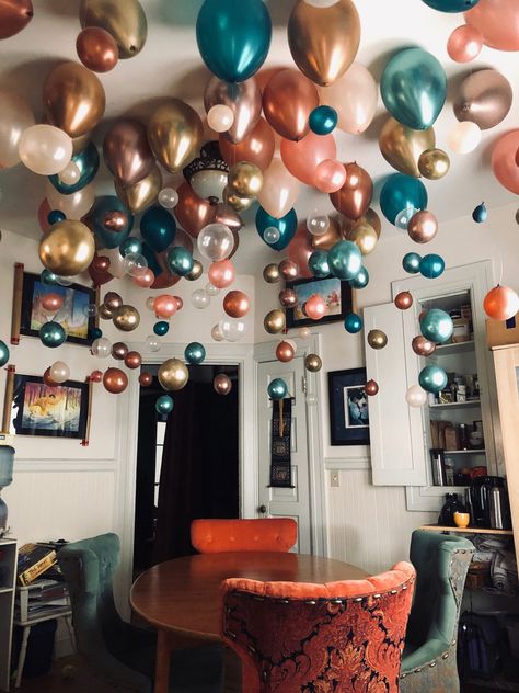 Balloons From Ceiling, Hanging Balloons, Balloon Ceiling, Pitched Ceiling, Types Of Ceilings, Hanging Beads, Balloon Design, Gold Confetti, Ceiling Decor