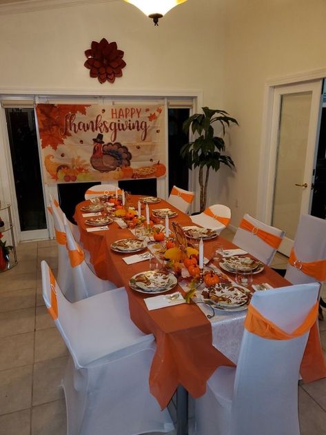 Friends Giving Ideas Decor, Thanksgiving House Decorations, Friendsgiving Table Set Up, Thanks Giving Decoration Ideas, Friends Giving Dinner Party Ideas, Friendsgiving Ideas Decorations, Modern Thanksgiving Table Settings, Friendsgiving 2023, Friendsgiving Dinner Party Decor