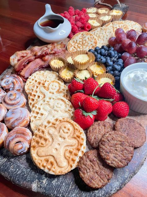 Xmas Breakfast Board, Christmas Morning Buffet, Christmas Charcuterie Board Breakfast, Christmas Breakfast Platter, Christmas Morning Charcuterie Board, Christmas Breakfast Aesthetic, Christmas Breakfast Charcuterie, Christmas Breakfast Board, Christmas Breakfast Charcuterie Board