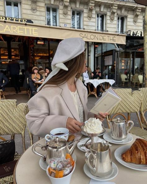 Paris Girl Aesthetic, Parisienne Aesthetic, Hot Chocolate With Cream, Paris Photo Ideas, Estilo Ivy League, Estilo Ivy, Paris Dream, Parisian Aesthetic, Paris Vibes