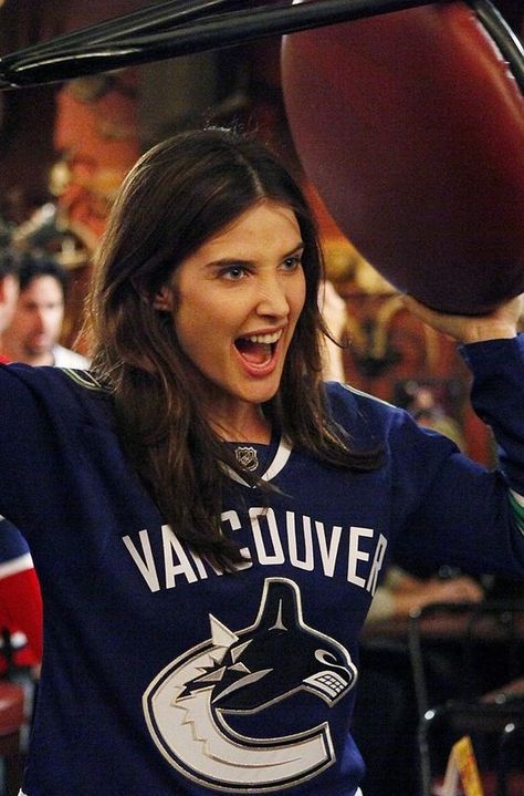 15 Reasons Robin Scherbatsky From "HIMYM" Is The Absolute Best Drew Barrymore 90s, Josh Radnor, Great Ab Workouts, How Met Your Mother, Robin Scherbatsky, Cobie Smulders, Desi Humor, Portrait Photos, How I Met Your Mother