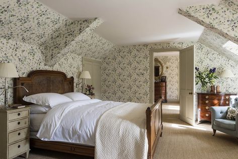 A bedroom in the eaves brightened up by classic wallpaper and the 'paint that goes with everything' Sutton House, Rustic European, European Decor, Attic Bedrooms, Cottage Bedroom, Attic Bedroom, House Interiors, English Country House, Design Del Prodotto