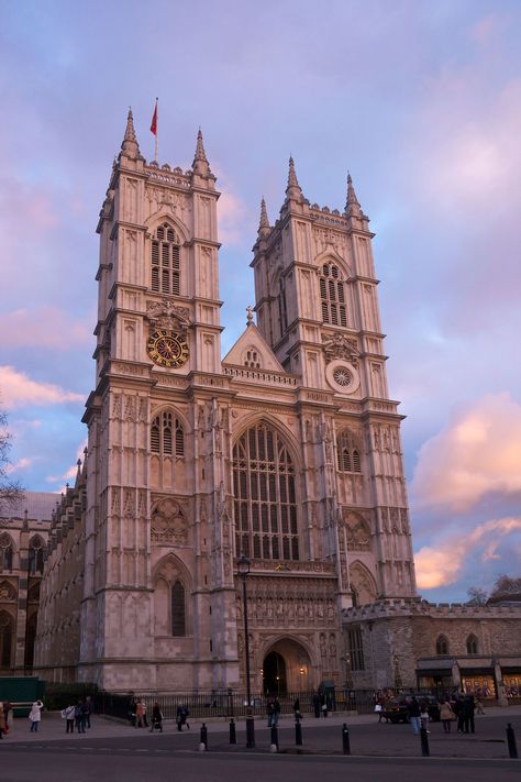 Famous Structures, Westminster Abbey London, Medieval Architecture, British Invasion, London Town, Tower Of London, Westminster Abbey, England Uk, Uk Travel