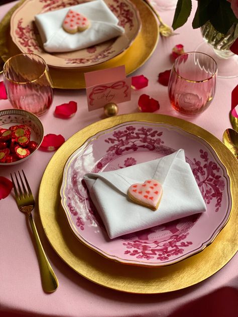 Dinner Plates Aesthetic, Valentines Day Party Decorations Table, Valentines Dinner At Home Romantic, Valentines Dinner Decorations, Valentines Dinner Aesthetic, Valentines Day Decorations For Home Romantic Dinners, Valentines Place Setting, Valentine’s Day Dinner Party, Valentine’s Day Tablescape