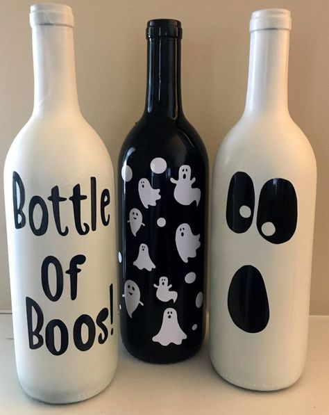 Halloween Wine Bottle Crafts, Upcycled Wine Bottles, Halloween Wine Bottles, Liquor Bottle Crafts, Halloween Bottles, Glass Bottle Diy, Halloween Wine, Easy Halloween Crafts, Halloween Crafts Decorations