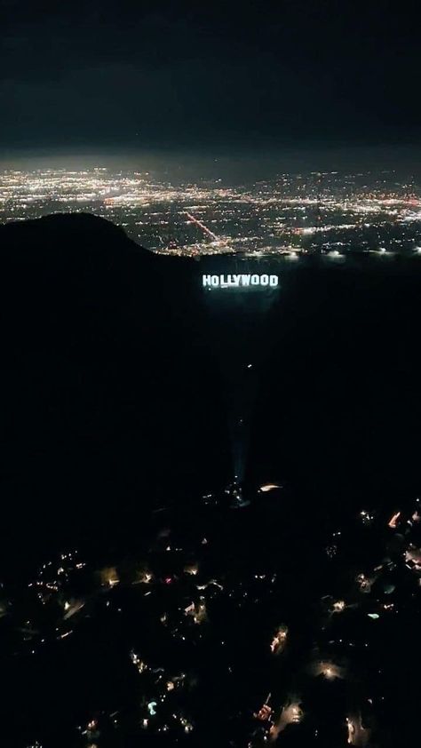 Hollywood Night Aesthetic, Hollywood Sign At Night, Hollywoodland Sign, Hollywood Night, Hollywood Hotel, Bet Awards, Hollywood Sign, City Of Angels, Football Wallpaper