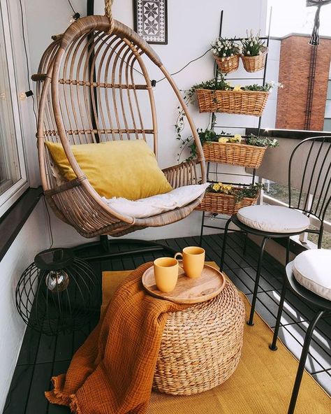 Klein Balkon Decor, Balcon Mic, Boho Balcony Ideas, Boho Balcony, Balkon Decor, Tiny Balcony, Balcony Ideas Apartment Outdoor, Balkon Design, Small Balcony Design