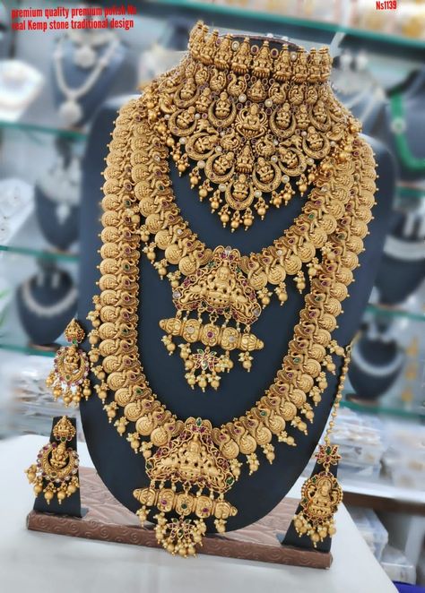 Bridal Lehenga With Gold Jewellery, Gold Jewellery Set For Bride, Lehenga With Gold Jewellery, Wedding Jewellery Collection Gold, Necklace Set Gold, Wedding Jewelry Sets Bridal Jewellery, Bridal Jewellery Inspiration, Indian Wedding Jewelry Sets, Bridal Necklace Designs