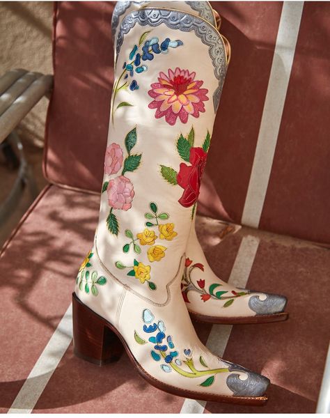 Botas Cowboy, Boot Scootin Boogie, Raspberry Ripple, Heels Aesthetic, Cowgirl Boot, Country Fashion, Sandals Outfit, Swag Shoes, Classy Chic