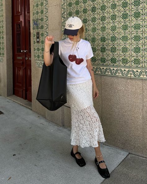 I’ve been loving white in my clothes lately☺️ T-shirt @pinkisblueshop Bag @the.blub.ua Skirt @bershka Cap @pullandbear White Lace Shirt Outfit, White Lace Skirt Outfit, Lace Skirt Outfit, Mood Broad, Street Outfits, White Lace Skirt, My Clothes, Outfits Verano, Skirt Outfit