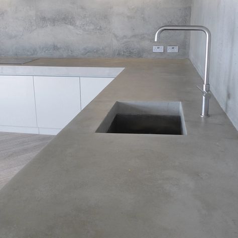 Micro Concrete Kitchen, Concrete And Marble Kitchen, Micro Cement Kitchen Worktop, Kitchen With Cement Countertops, White Cement Countertops Kitchen, Concrete Look Quartz Countertops, Micro Cement Kitchen Island, Micro Cement Countertop, Microcement Kitchen Counter Tops