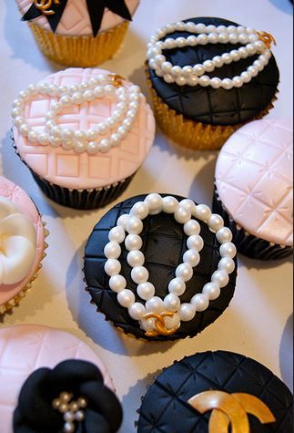 Chanel Inspired Cupcakes Chanel Cookies, Chanel Cupcakes, Chanel Birthday Party, Chanel Cake, Fashion Cupcakes, Decorated Cupcakes, Fancy Cupcakes, Chanel Party, Fondant Cupcake Toppers