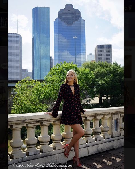 Senior pictures. Downtown Houston 2017 Graduation Pictures Outfits, Senior Graduation Pictures, Senior Pictures Downtown, Senior Year Pictures, Country Senior Pictures, Fall Senior Pictures, Houston Photography, Downtown Houston, Fun Photoshoot