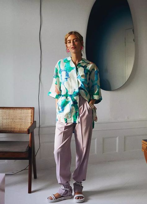 The New Silhouette Of The Summer: The Oversized Short-Sleeve Shirt – Editorialist Short Sleeve Shirt Outfit, Emili Sindlev, Muscular Man, Rope Sandals, Outfit Vintage, Mode Inspo, Fashion Quotes, Colourful Outfits, Looks Style