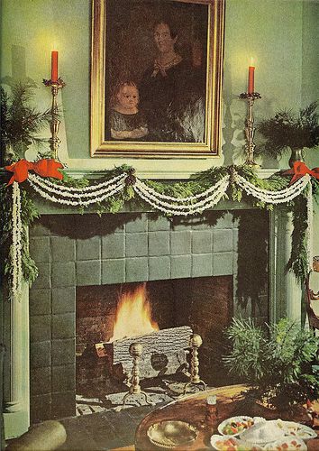 popcorn garland with pennants saying "Happy Birthday" mixed in it? Childhood Christmas, Popcorn Garland, 1950s Christmas, Christmas Decorating Ideas, Christmas Mantel, Christmas Interiors, Christmas Memories, Mid Century Christmas, Christmas Mantle