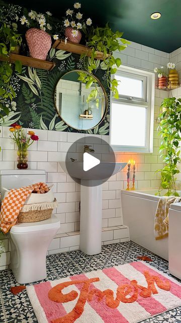 Rachel Verney on Instagram: "✨💚Bathroom Refresh 💚✨  I finally plucked up the courage to paint my tiny bathroom ceiling and I LOVE it!   The lovely Far’s ( @thehousewiththepinkbed) black bathroom ceiling has been living rent free in my brain for some time now. The fact she went for such a dark colour in a small space gave me the confidence that I could pull off the green ceiling of my dreams. I know I have a low ceiling but the room looks small no matter what, so I’m embracing it and I think it looks cosy. I think it looks bold with with the little gold pops on the light covers, mirror and storage baskets and I can’t believe I waited so long to do it!   I think it’s probably to be a love it or hate it look, which camp are you in?  #maximalisthome #upcycle #diy #stopandstaredecor #bathroom Colored Ceiling Bathroom, Small Colorful Bathroom, Colorful Small Bathroom, Colourful Homes, Colourful Bathroom, Dark Green Bathrooms, Small Bathroom Paint, Toilet Room Decor, Upcycle Diy