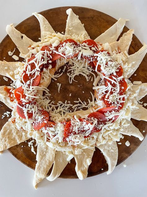 Crossiant Pizza Recipes, Pizza Recipes Crescent Rolls, Pizza Cresent Roll, Cresent Roll Pizza Rolls, Cheap Christmas Eve Appetizers, Pillsbury Crescent Recipes Pizza, Cresent Roll Pizzas, Crescent Roll Pizzas, Crescent Roll Recipes Pizza Pepperoni