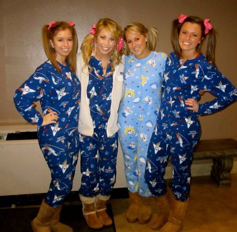 "Slumber Party" workshop - have everyone dress in their comfiest pj's and bring pillows/blankets Slumber Party Halloween Costume, Slumber Party Costume, Sorority Costumes, Pajama Party Outfit Ideas, Adult Pajamas Party, Mixer Themes, Sisterhood Ideas, Pajama Party Outfit, Sisterhood Events