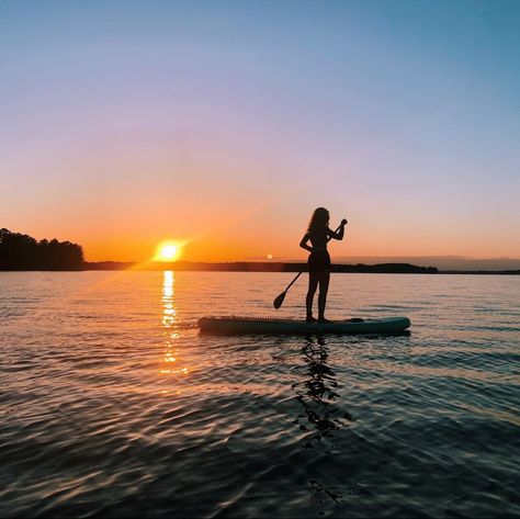 Sunset Paddle Boarding, Boat Lake Aesthetic, Family Boat Day, Lake Boat Aesthetic, Lake Days Aesthetic, Paddleboarding Aesthetic, Lake Aesthetics Summer, Lake Pictures By Yourself, Lake Picture Ideas