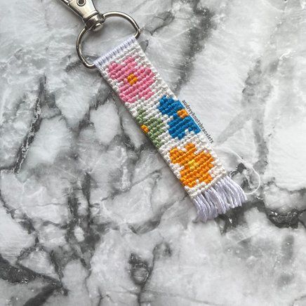 Alpha Keychains, 70s Hippie Aesthetic, Hannah Ideas, Flowers Keychain, Friendship Keychains, Alpha Bracelets, Knot Keychain, Keychain Patterns, Braided Friendship Bracelets