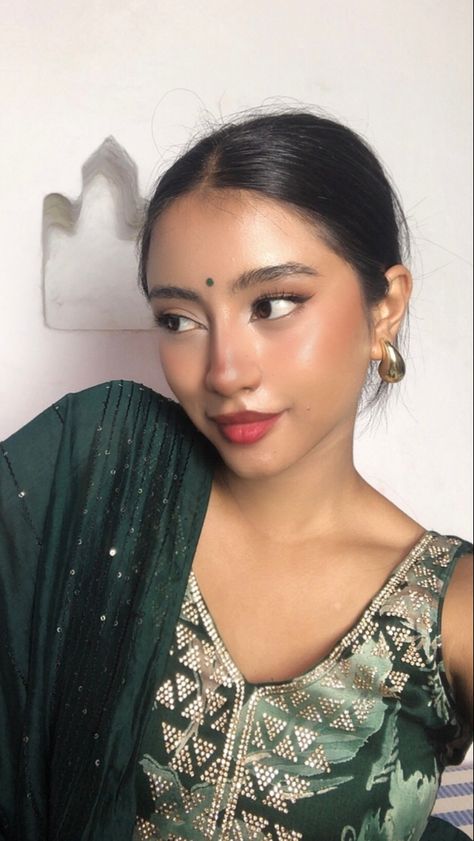 Brown Skin Outfits Women, Makeup For Traditional Wear, Nepali Makeup, Saree Makeup Look Simple, Indian Women Makeup, Traditional Makeup Indian, Desi Girl Makeup, Desi Makeup Looks, Desi Makeup