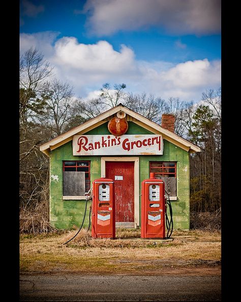 Station Essence, Old Gas Pumps, Vintage Gas Pumps, Pompe A Essence, Station Service, Old Abandoned Houses, Old Country Stores, Old Gas Stations, Sketching Ideas