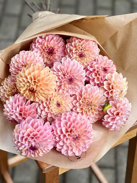 Daliah Bouquet, Dahlia Corsage, Dahlia Flower Bouquet, Dahlia Bouquet, Boquette Flowers, Cut Flower Garden, Flower Therapy, Beautiful Bouquet Of Flowers, Dahlia Flower