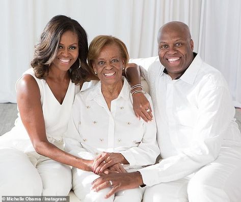 Michelle Obama recalls when her brother Craig was accused of stealing his OWN bike when he was 10 | Daily Mail Online Obama Mother, Obama Sisters, Obama Michelle, Barak And Michelle Obama, Brother Pictures, Craig Robinson, Sasha Obama, Malia Obama, Michelle And Barack Obama