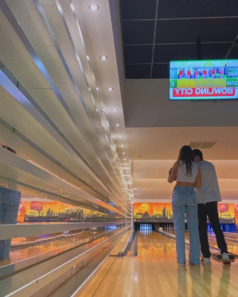 Bowling Outfit Ideas Fall, Couple Bowling Pictures, Couples Bowling Pics, Couple Bowling Aesthetic, Dream Dates Boyfriends, Bowling Date Aesthetic, Couple Bowling, Bowling Date Outfit, Bowling Date