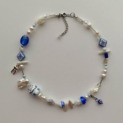 Diy Necklace Inspiration, Popular Jewelry Trends 2022, Porcelain Beads Jewelry, Charm Bead Necklace, Cool Beaded Jewelry, Glass Pearl Jewelry Ideas, Hand Made Jewlery, Funky Beaded Necklace, Beaded Necklace Inspiration