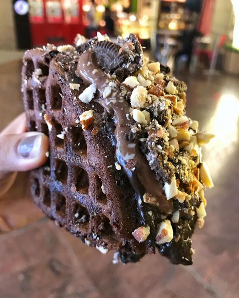 Just Delhiing on Instagram: “Beating Monday Blues with this super loaded Rocky Road Waffles from @thebelgianwaffleco 😍 ••• #justdelhiing Follow @justdelhiing for more…” Waffles Photography, Choco Taco, Waffle Shop, Dessert Waffles, Chocolate Waffles, Waffle Sandwich, Soul Food Dinner, Food Photography Inspiration, Food Drink Photography