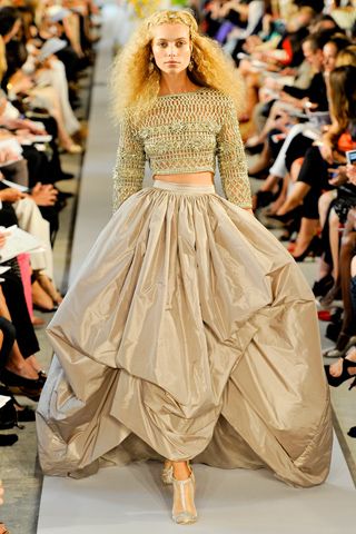 Oscar de la Renta Spring 2012. Many voluminous skirts adorned the collection. Big Dresses, Puffy Skirt, Taffeta Skirt, Gown Pattern, Ball Gown Skirt, Bubble Skirt, Party Skirt, Elegant Skirt, Carrie Bradshaw