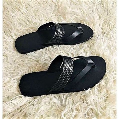 Mens Slippers Fashion Style, Classy Shoes Flats, Men Leather Sandals Fashion, Palm Slippers, Best Sandals For Men, Mens Sandals Fashion, Gents Shoes, Casual Beach Sandals, Costume Africain