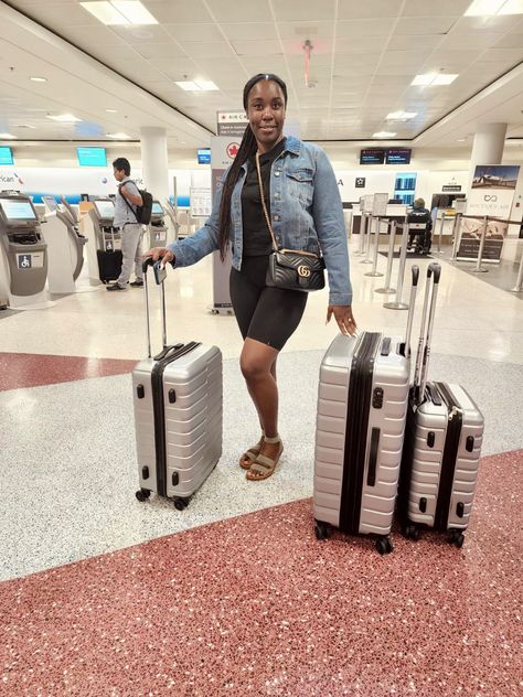 Airport photo, Silver suitcase set, cute outfit jeans jacket. Cute Outfit Jeans, Outfit Jeans Jacket, Silver Suitcase, Cute Travel Outfits, Girls Trips, Outfit Photo, Airport Photos, Suitcase Set, Outfit Jeans