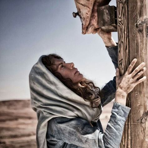 Mary at the foot of the cross of Jesus Way Of The Cross, Pictures Of Jesus Christ, Divine Mercy, Hail Mary, Saint John, Son Of God, Jesus Pictures, Jesus On The Cross, Blessed Mother