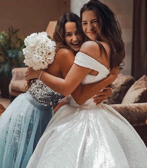 Annie Leblanc Outfits, Quinceanera Photoshoot, Bridesmaid Pictures, Friends Goals, Bride Pictures, About Friends, Wedding Picture Poses, Bff Photoshoot, Prom Photos