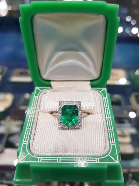 Art Deco Engagement Ring Emerald, Square Emerald Ring, Ruby Ring Designs, Jewelry Box Design, Columbian Emeralds, Emerald Rings, Emerald And Diamond Ring, Future Engagement Rings, Sparkling Rings