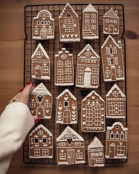 Joululahjat Diy, Gingerbread House Designs, Cookie House, Gingerbread House Decorations, Christmas Gingerbread House, Christmas Cookies Decorated, Christmas Inspo, Gingerbread Houses, Kwanzaa