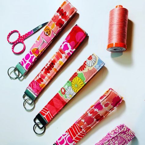 These easy key fobs are made using left over scraps.  I used my BERNINA 560 to make them.  You can make several with key fob hardware and scraps of fabric.  They make great gifts.  If you go to www.quirkyb.com I have a free tutorial video available. Materials: 1″ Key Fob hardware Scraps of fabric at More … Fabric Stash Buster, Applique Designs Embroidery, Embroidery Designs Free, Scraps Of Fabric, Duct Tape Crafts, Quilling Earrings, Key Fobs Wristlet, Machine Applique, Left Over