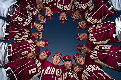 Sport portraits have always been something cute & cheesy as I can recall it. I don't think posed portraits tell the true story of the athletes experience in their element. These images are how I see it. Elementary Yearbook, Baseball Team Pictures, Team Picture Poses, Yearbook Photography, Team Huddle, Orla Infantil, Softball Picture, Baseball Banquet, Baseball Pics