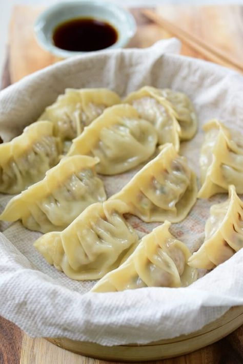 Mandu (Korean Dumplings) Korean Mandu, Mandu Recipe, Mandu Korean, Koreansk Mad, Korean Dumplings, Koreansk Mat, South Korean Food, Korean Cooking, God Mad