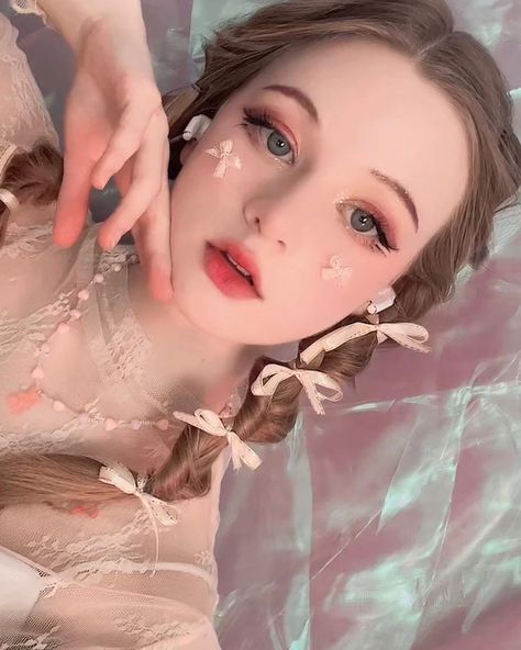 Angelcore Aesthetic Makeup, Soft Cottage Core Makeup, Princess Aesthetic Makeup, Princess Makeup Aesthetic, Shojo Hairstyles, Cottagecore Aesthetic Makeup, Cottagecore Makeup Looks, Cottage Makeup, Fairy Princess Makeup